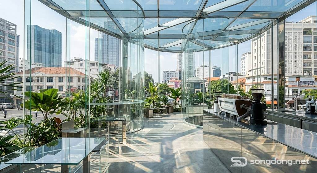Quán cà phê kính hiện đại, kiến trúc trong suốt, sang trọng
