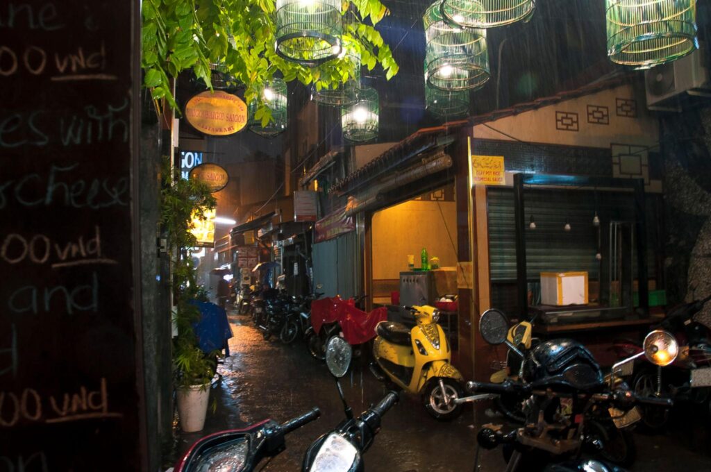 Chương 1 – Người Trở Lại Trong Cơn Mưa