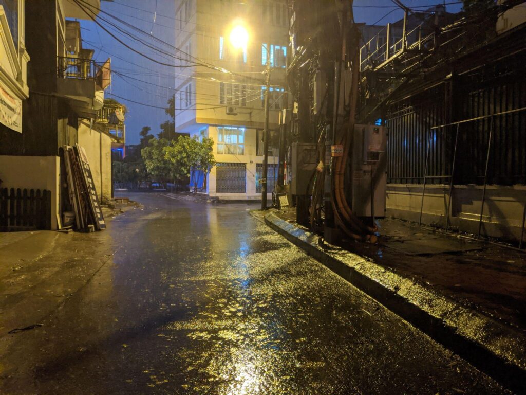 Chương 1 – Người Trở Lại Trong Cơn Mưa